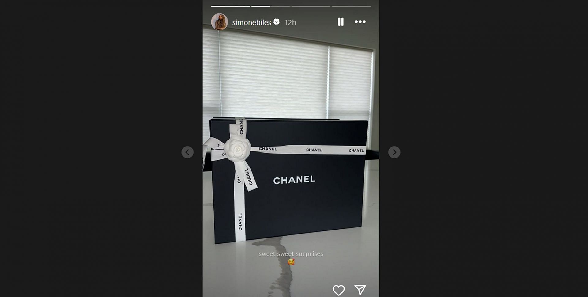 Jonathan Owens' wife, Simone Biles, received a $6,332 Chanel bag /@simonebiles